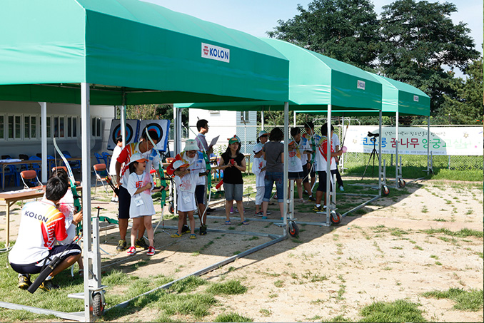 다문화 가정 학생들에게 양궁을 가려쳐주는 코오롱 양궁팀 선수들 입니다.