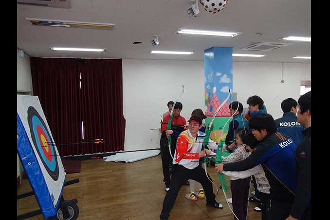 2013년 코오롱 양궁교실 지도하고 있는 이창원 선수입니다.