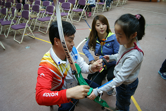 향상행복한 홈스쿨에서 재능기부중인 이동욱 선수와 지켜조는 코오롱 양궁팀 홍보대사 권소현입니다.