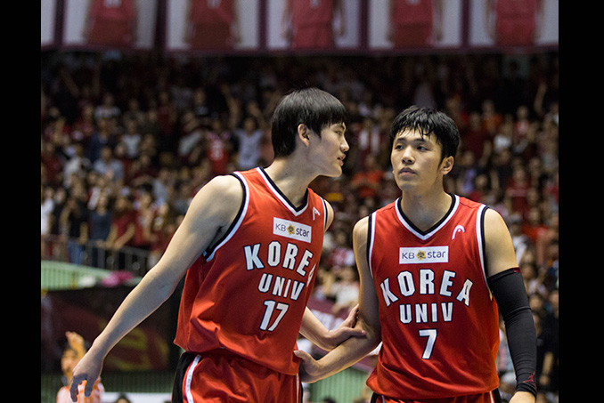 고려대 농구부 격려하는 모습입니다.