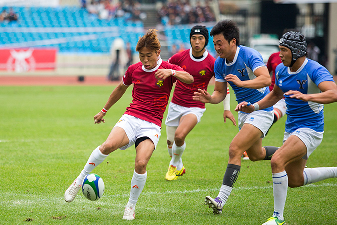 고려대 럭비부 고연전 킥하는 모습입니다.