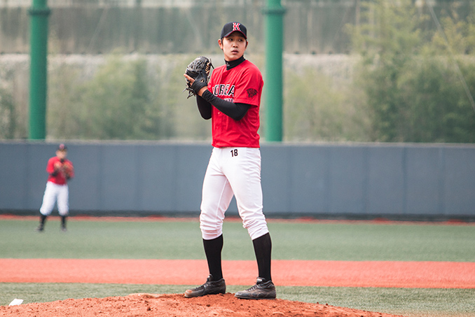 고려대 야구부 투수입니다.