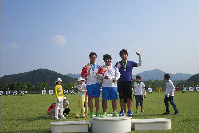 2012년 휘장기양궁대회 개인전 1위, 2위 모습입니다.