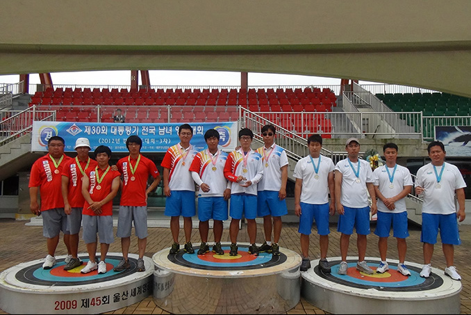2012년 제 30회 대통령기 코오롱 양궁팀 남자 일반 단체우승 모습입니다.