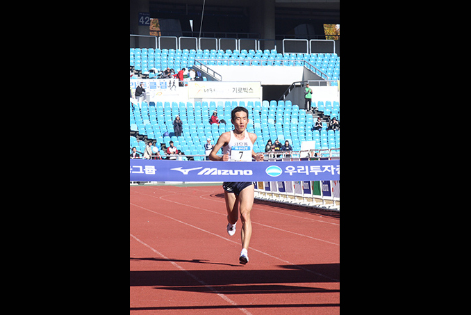 2007년 코오롱 마라톤팀 지영준 선수 골인입니다.