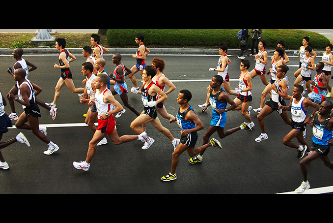 코오롱 마라톤 김완기 선수 우승모습입니다.