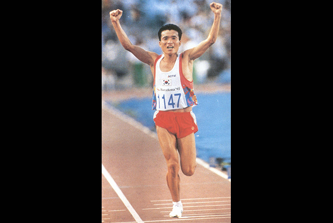 1992년 바르셀로나 우승한 황영조 선수 입니다.